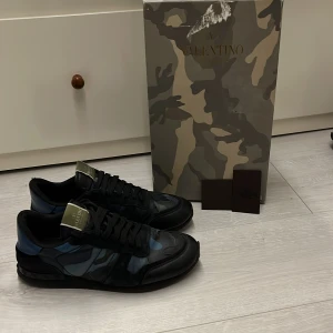 Valentino rockrunners - Hej! Säljer dessa ass feta valentino rockrunners//skorna är i strl 41 1/2 men passar även större//skorna är i okej sick men han nån liten defekt//box och kort följer såklart med//fråga gärna vid minsta fråga!!🤩
