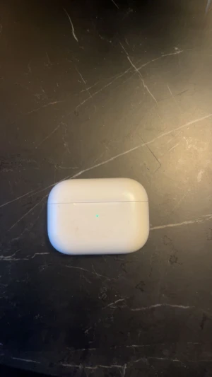 AirPods Pro - Apple AirPods Pro med laddningsetui. Allt funkar perfekt, de är som helt nya. Skickas i lådan som air podsen kom med. 