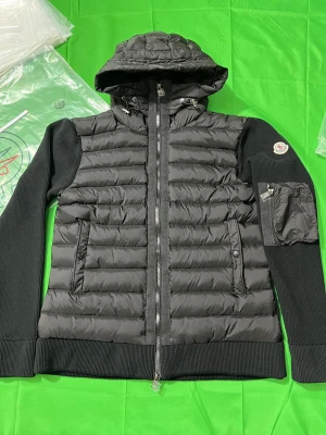 Moncler Liknande Cardigan med NFC - Har NFC. Jättebra kvalité. Helt ny och oanvänd med lappar och allt på. Frakten tar ca 2 veckor! Alla storlekar finns inne