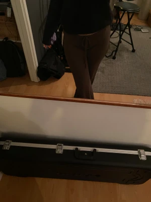 Nelly mjukisbyxor - Ett par jättefina och sköna oanvända mjukis från Nelly! Är verkligen skit snygga och sköna men är tyvärr för långa för mig och jag orkar inte du upp. Säljs flr original 350 o mitt pris går att diskuteras! 