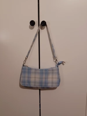 Blåvit rutig axelväska - Snygg axelväska i ljusblått och vitt med rutigt mönster🤍