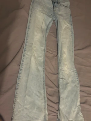 Ljusblå bootcut jeans från Perfect Jeans - Säljer ett par ljusblå bootcut jeans från Perfect Jeans. Jeansen har klassisk fyraficksdesign, dragkedja och knapp framtill samt bälteshällor. De är tillverkade i jeansmaterial och har en snygg tvättad look.