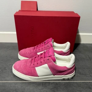 Valentino flycrew  - Valentino flycrew rosa, storlek 38,5 passar 39, skick 9/10 alla nitar på plats, box tags samt kort medföljer vid köp, vid funderingar hör av er.
