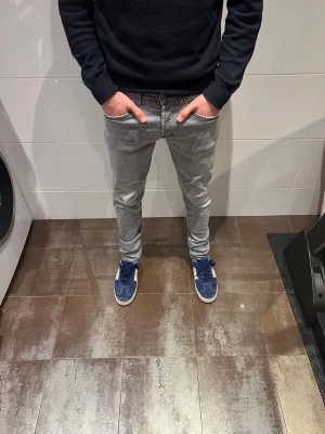 Dondup george - Dondup jeans | Riktigt feta och populära jeans | Skick= 9,5/10 | nypris= 4000 kr | vårt pris= 700 kr | Hör av dig vid minsta fundering!