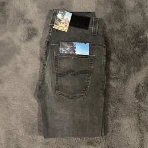 Helt nya nudie jeans med tags - Säljer dessa riktigt feta nudie jeans i storlek w28 L32. Helt nytt skick med tags! Riktigt snygg svart/grå färg! Bara att höra av sig vid frågor eller funderingar. 