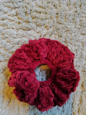 Röd fluffig scrunchie  - Supergullig handgjord scrunchie som jag själv virkat. Den är virkad med ett fluffigt rött garn runt en hårsnodd.