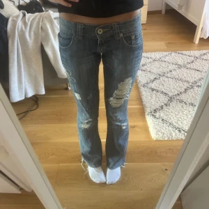 Blå slitna bootcut jeans - Sjölv är jag 167 på ett ungefär och de passar mig ganska bra i längden 