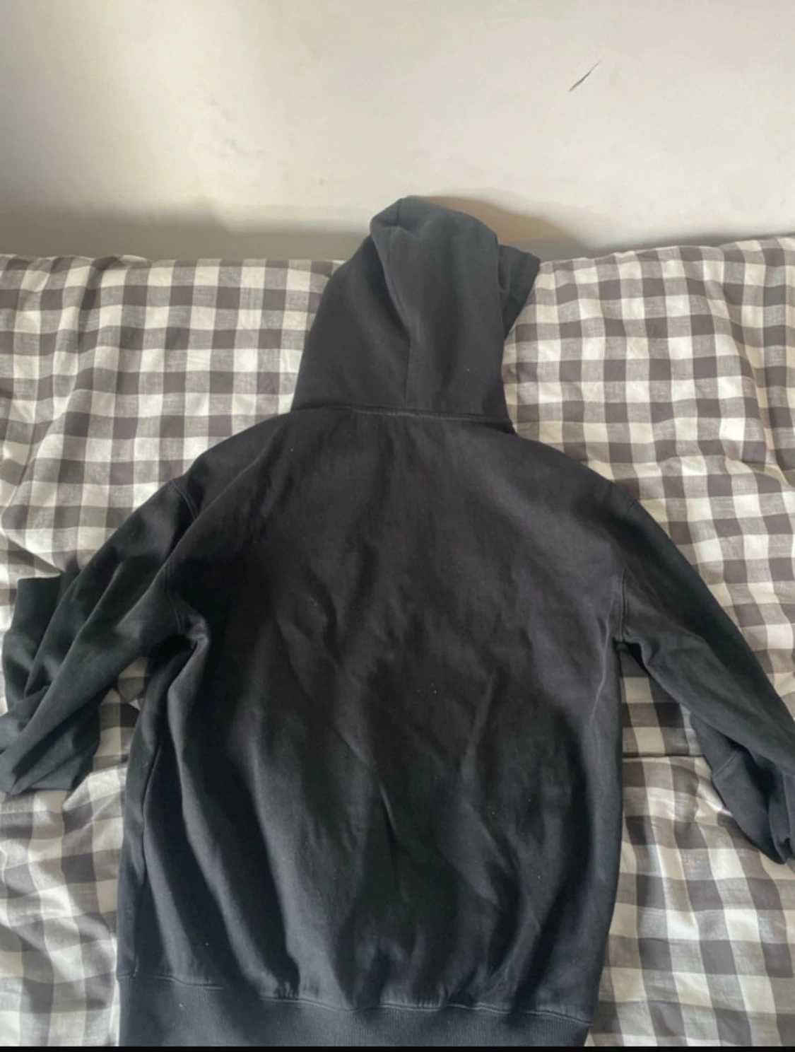 Svart hoodie med RISKY-tryck - 2