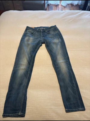 Dondup George skinny fit strl 33 - Säljer Dondup George Skinny Fit jeans, strl 33. Ett premiumjeans i stretch-denim som sitter tajt men är väldigt bekvämt. Låg midja, klassisk femficksdesign och fina Dondup-detaljer som ger ett exklusivt uttryck. Jeansen är Made in Italy med hög kvalitet i både material och sömnad. En modern, stilren och mångsidig modell som passar både vardag och mer uppklädda outfits. Perfekt för dig som vill ha ett snyggt, slimt och hållbart kvalitetsjeans.