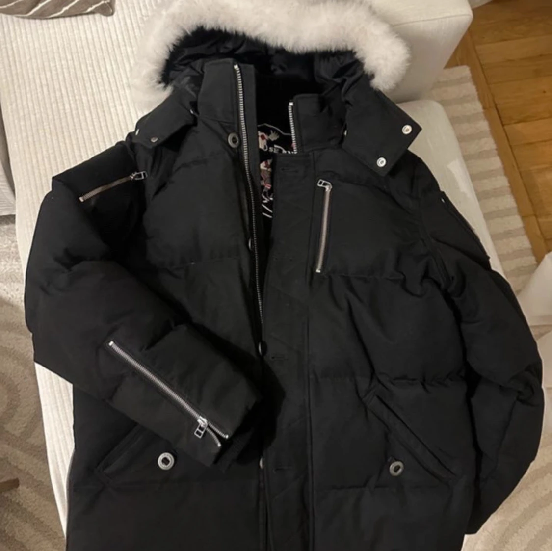 Svart Moose Knuckles dunjacka med päls