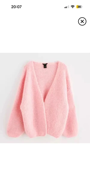 Ljusrosa fluffig kofta från Lindex - Supermjuk och fluffig ljusrosa kofta från Lindex Koftan har en loose passform och är tillverkad i ett stickat material som känns extra mysigt. Perfekt för att addera lite färg till din outfit. Köpt från plick men säljes då den inte passade mig💕Men är i väldigt fint skick❤️