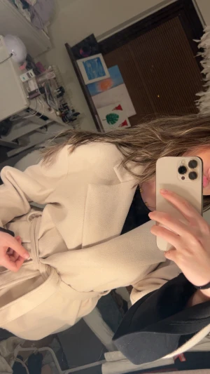 Beige kappa - Super fin kappa som ja säljer då jag har en ny. Jag är i storlek S/M. Skriv gärna för funderingar eller diskutera priset