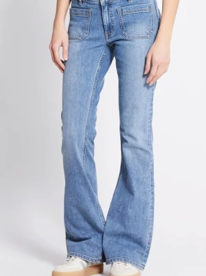 Bootcut ljusblå jeans med hög midja - Snygga ljusblå jeans med bootcut och hög midja. Jeansen har framfickor med markerade sömmar och klassisk gylf med knapp. Perfekt passform för dig som gillar en retro vibe och vill ha ett par jeans som sticker ut.