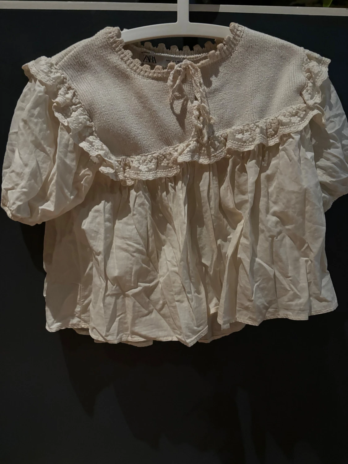 Vit blus med volang från Zara