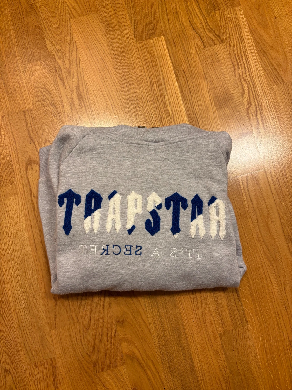 Grå Trapstar hoodie med blå/vit text - 3