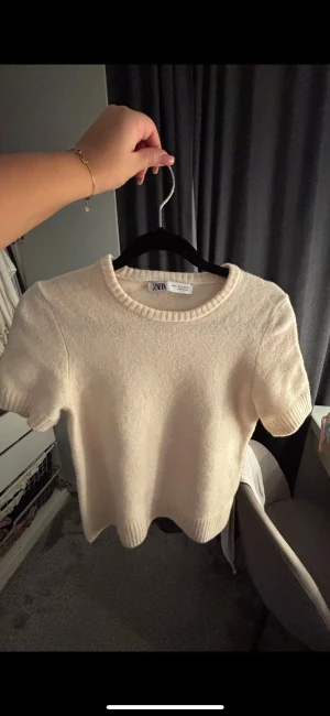 Stickad T-shirt  - En fin stickad T-shirt från Zara, väldigt bra skick.