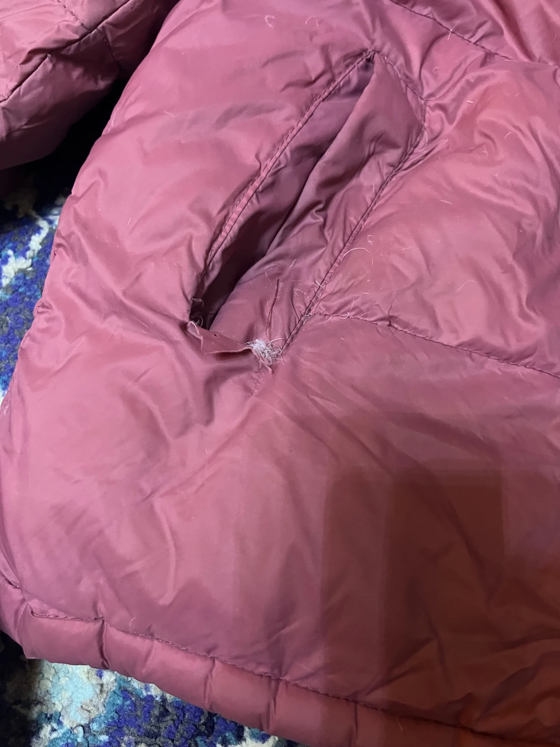 Mörkröd pufferjacka från The North Face - 4