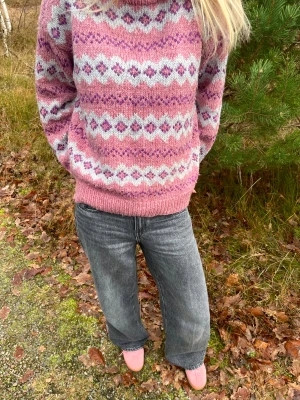 Rosa stickad tröja - Super söt stickad tröja, gissar på att den är hemmagjord då ettitker och storlek saknas. Modellen brukar bära S. Lite lätt nopprig och tecken på användning, annars fin! 