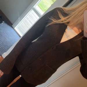 WERA kofta  - Säljer en mörkbrun kofta från Wera i 100% ull. Endast använd 2-3 gånger och är i mycket bra skick! ❤️