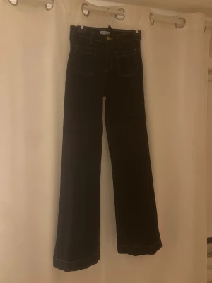 ”Front pocket flare jeans” från Ginatricot  - ”Front pocket flare jeans” från Ginatricot, väldigt lite använda med lite upptrampade i ena benet då dom är lite långa. Mörkblå i storlek 36💕