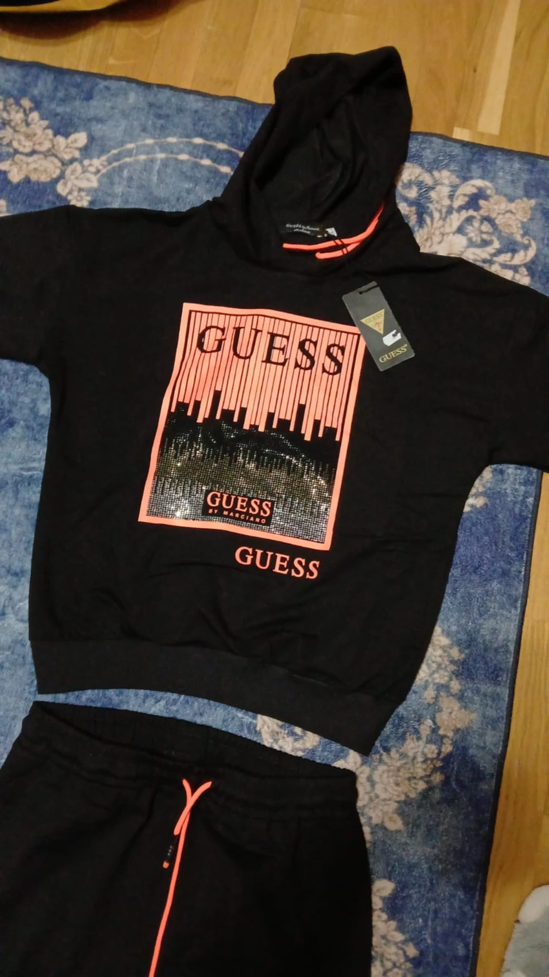 Svart croppad hoodie från Guess