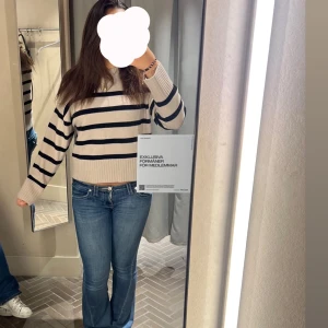 Randig stickad tröja  - Randig stickad tröja från hm, den är helt ny använd en gång. Storlek m men skulle säga att den är mer som en S eller typ både och 