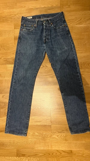 Levi’s jeans mörkblå - Jag säljer ett par mörkblå Levi’s jeans i modellen 501. Eventuella defekter syns på bild 3,4 och 5