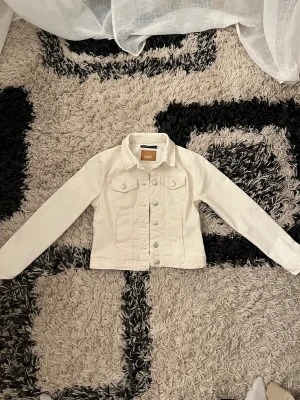 Off-Vit jeansjacka från ONLY - Snygg vit jeansjacka från ONLY💕står it storlek men de passar mig som är runt S-XS 