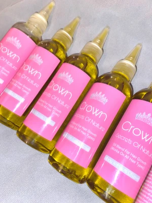 Crown Secrets Of Nature Hårolja - Säljer Crown Secrets Of Nature oljeblandning för hårväxt. Kommer i genomskinliga plastflaskor med rosa etikett och spetsig applikator. Oljan är gul och passar alla hårtyper. Perfekt för dig som vill boosta håret med naturliga ingredienser.