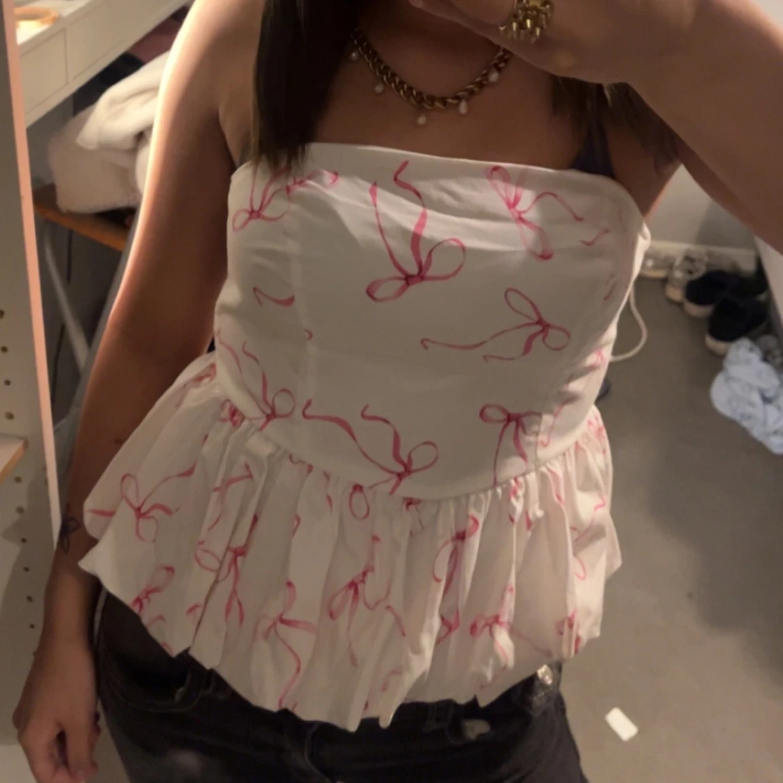 Vit topp med rosa rosetter