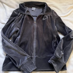 Mörkgrå Nike kofta  - Nike zipjacka i mjuk mörkgrå velour storlek M. Jackans dragkedja har inte sin ”tråd” men funkar att dra upp och ned lika bra ändå🙏