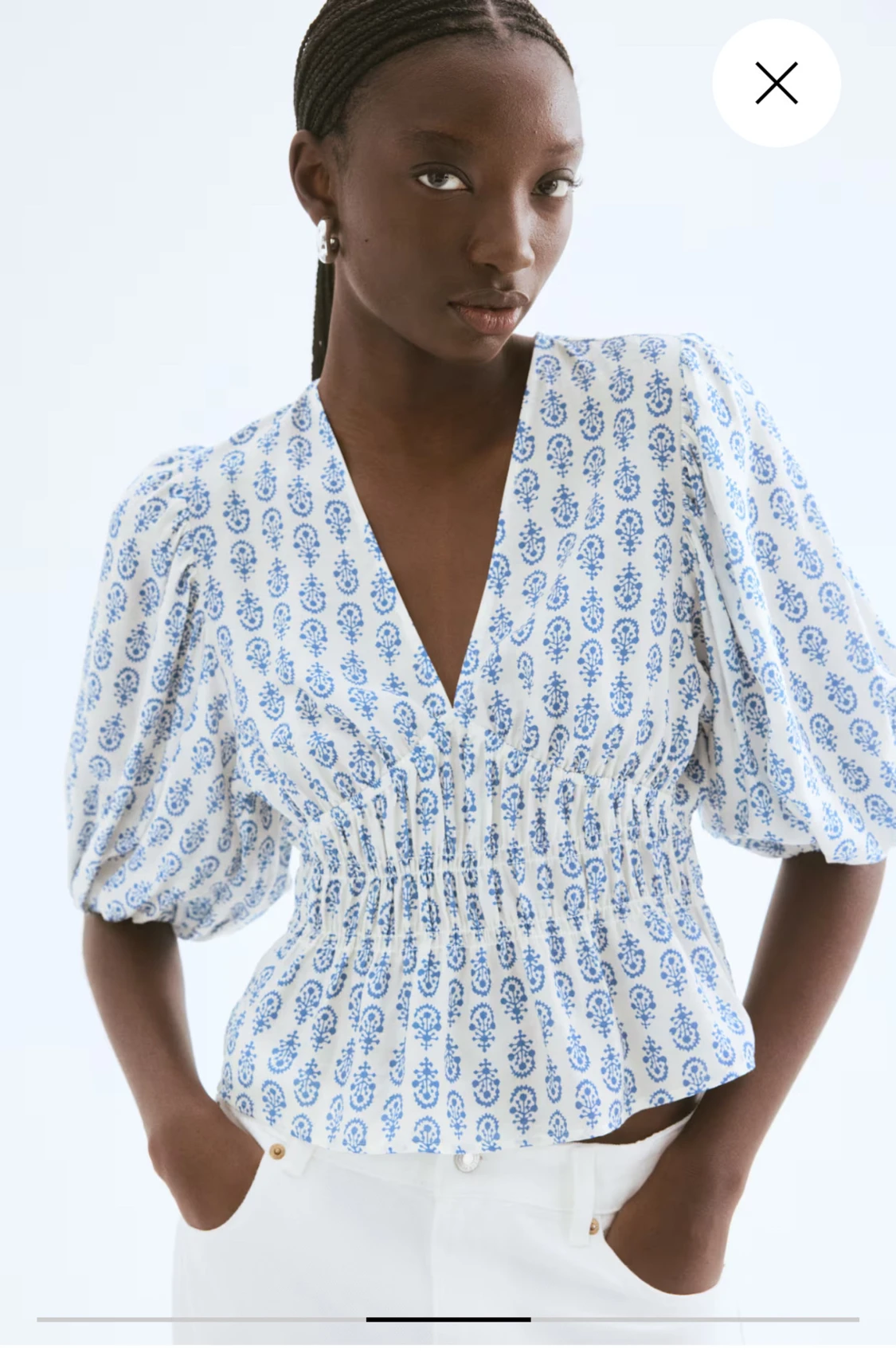 Vit blus med blått mönster och puffärm - 1