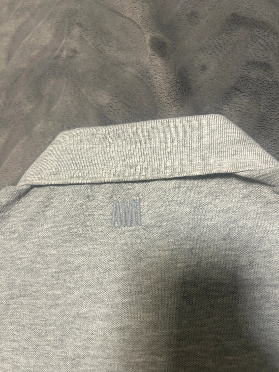 Grå polo från Ami med hjärtdetalj - 5