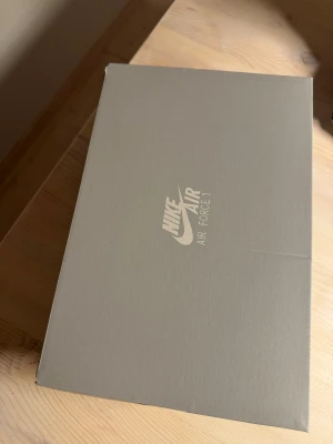 Nike Air Force 1 vita sneakers - Air Force 1 med kartong 