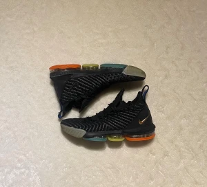 Lebron 16 ”promise” - Säljer ett par Lebron 16 basket skor. Skorna är i storlek 44. Perfekt för att spela basket i