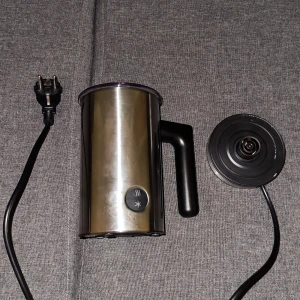 Elektrisk Mjölkskummare  - Elektrisk mjölkskummare från Rusta, modell 9030-1407-0101. Effekt 450-550W, 220-240V. Komplett med lock och basplatta. Skummar och värmer mjölk med enkel knapptryckning. 