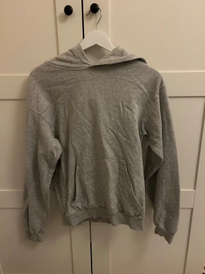 Grå hoodie från H&M med huva - Super fin och skön hoodie!
