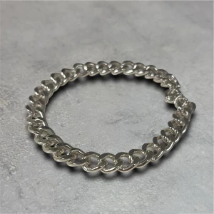 Armband i silver - Snyggt och modernt kedjearmband i silver.  - Aldrig använd - 21cm