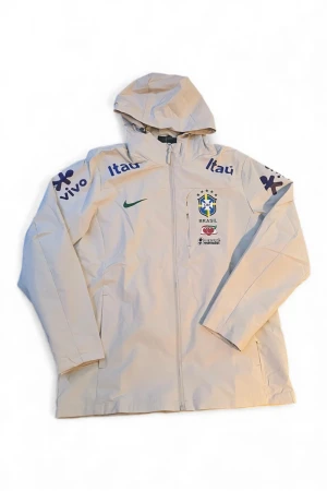  Brasil Nike vindjacka - Säljer en riktig stil ren Brasil vindjacka med märke av Nike. Denna vindjacka passar till vardags outfits eller till träningen. Jackan är helt ny och kommer med taggs. Kontakta om du är intresserad 🫡