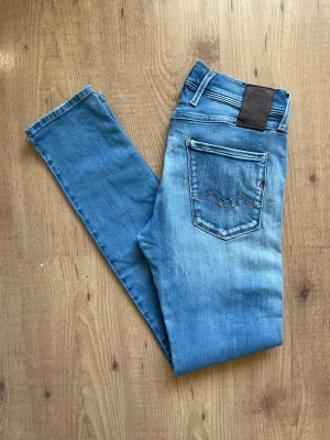 Replay anbass jeans - Toppen skick W29 L32 Slimfit, skönt flex material Finns fler liknande designer i min profil Fråga om ni tänker på något så svarar jag så fort jag kan 🙌