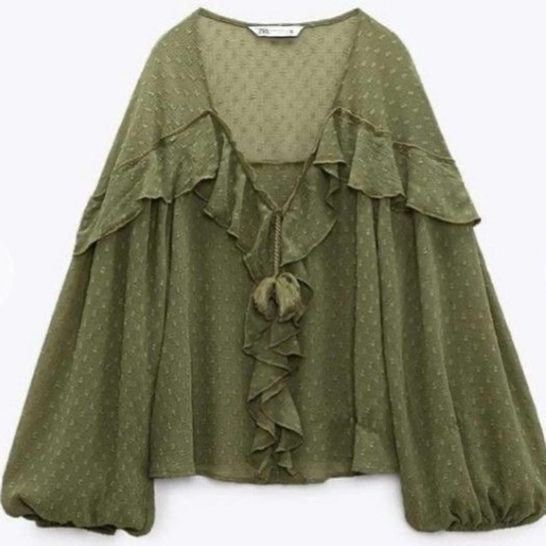 Olivgrön blus med volanger från Zara