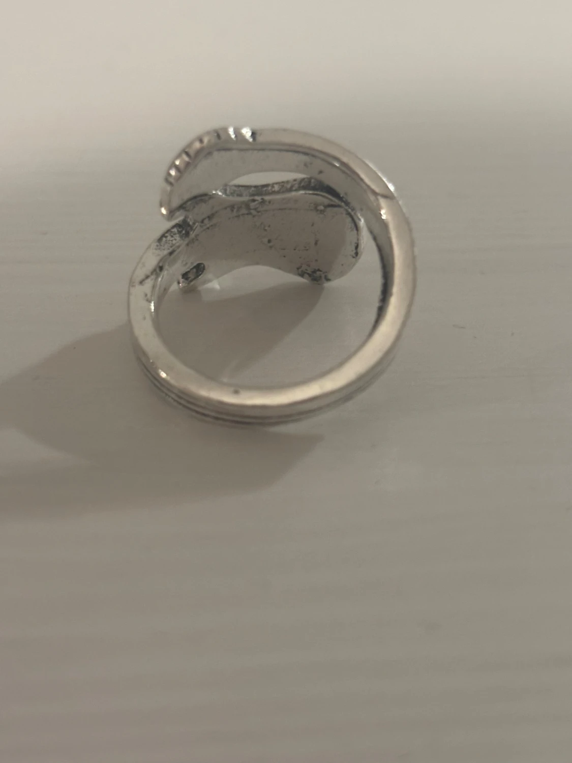 Silvrig ring med gitarrdesign - 2