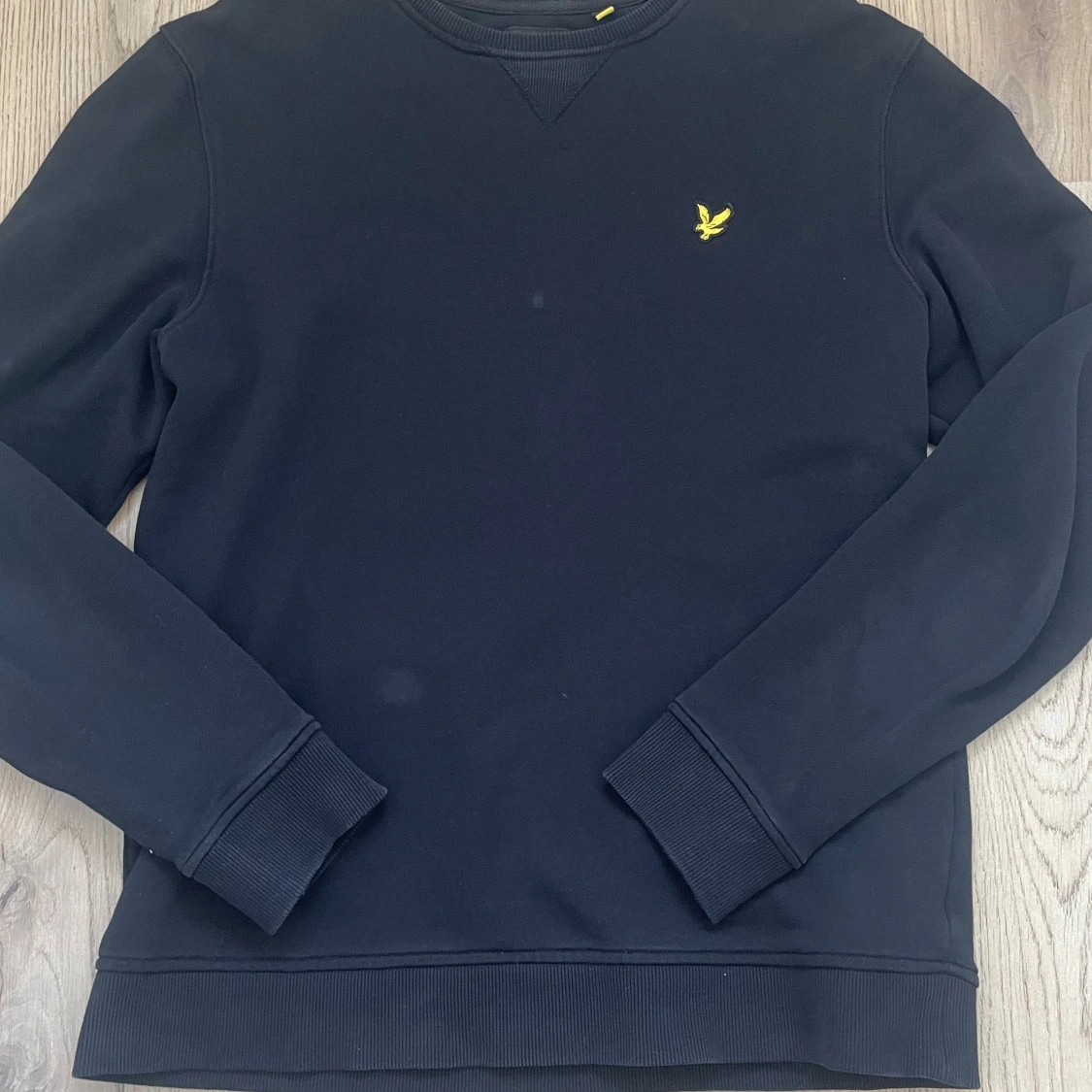 Svart sweatshirt från Lyle & Scott