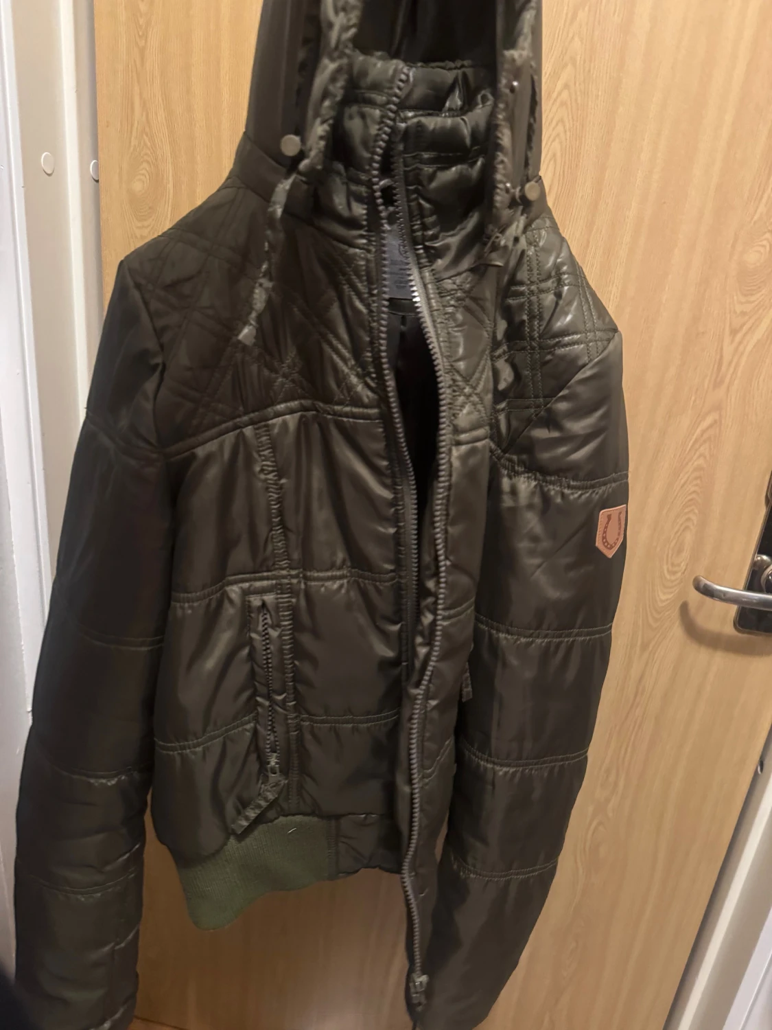 Mörkgrön quiltad pufferjacka med huva - 2