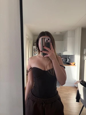 Brun korsett från marshthelabel - En korsett för D–GG-kupor som jag köpte i fel storlek. Aldrig använd, taggen sitter kvar. Storlek UK 8, vilket motsvarar small. Köparen står för frakt.