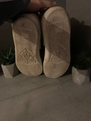 Sko sula - Säljer dessa Dojorna för sjukt bra pris 1200kr.                  Storlek 45     Skick: 7/10 (dom har släppt lite och har sina skavanker men mycket kvar att ge).           Box ingår ej 