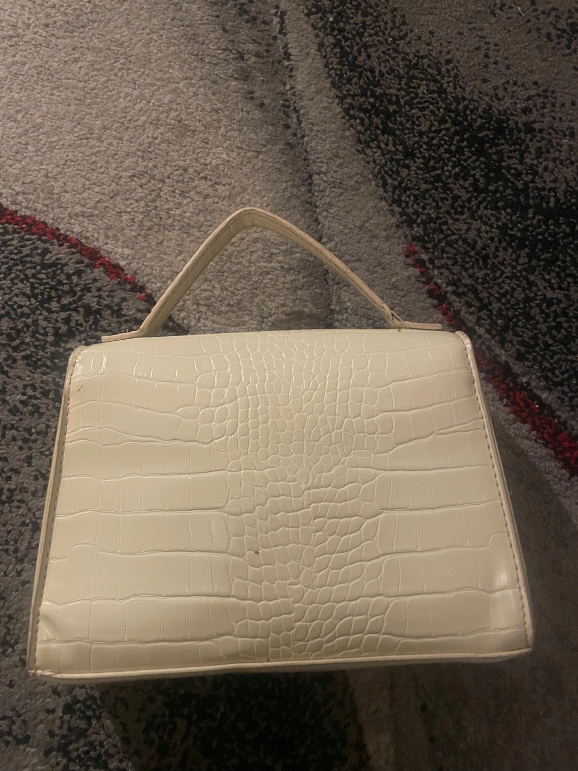 Vit handväska med krokodilmönster - 1