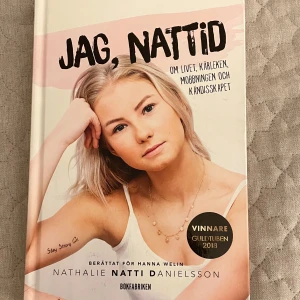 Jag, Nattid - Nattid Danielssons självbiografi. Den handlar om liv, utanförskap, mobbning och vägen till att bli en av Sveriges största influencers. Perfekt för unga som vill läsa om självacceptans, kärlek och att våga vara sig själv. Innehåller tips för dig som känner någon som mobbas eller är mobbad.