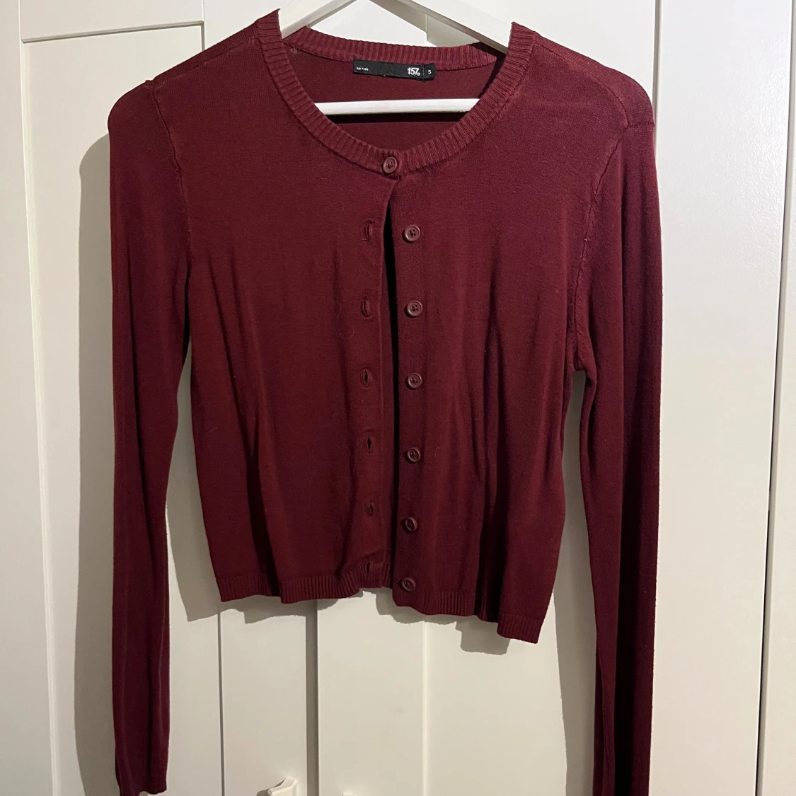 Vinröd kofta med knappar