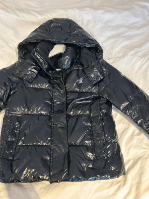 Calvin klein jacka - Glansig calvin klein puffer jacka, liknar moncler, superbra skick förutom vaddering som gått upp lite inuti
